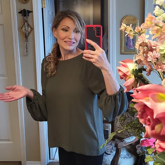 Is Anne Taylor loft size large Olive blouse - Picture 2 of 3